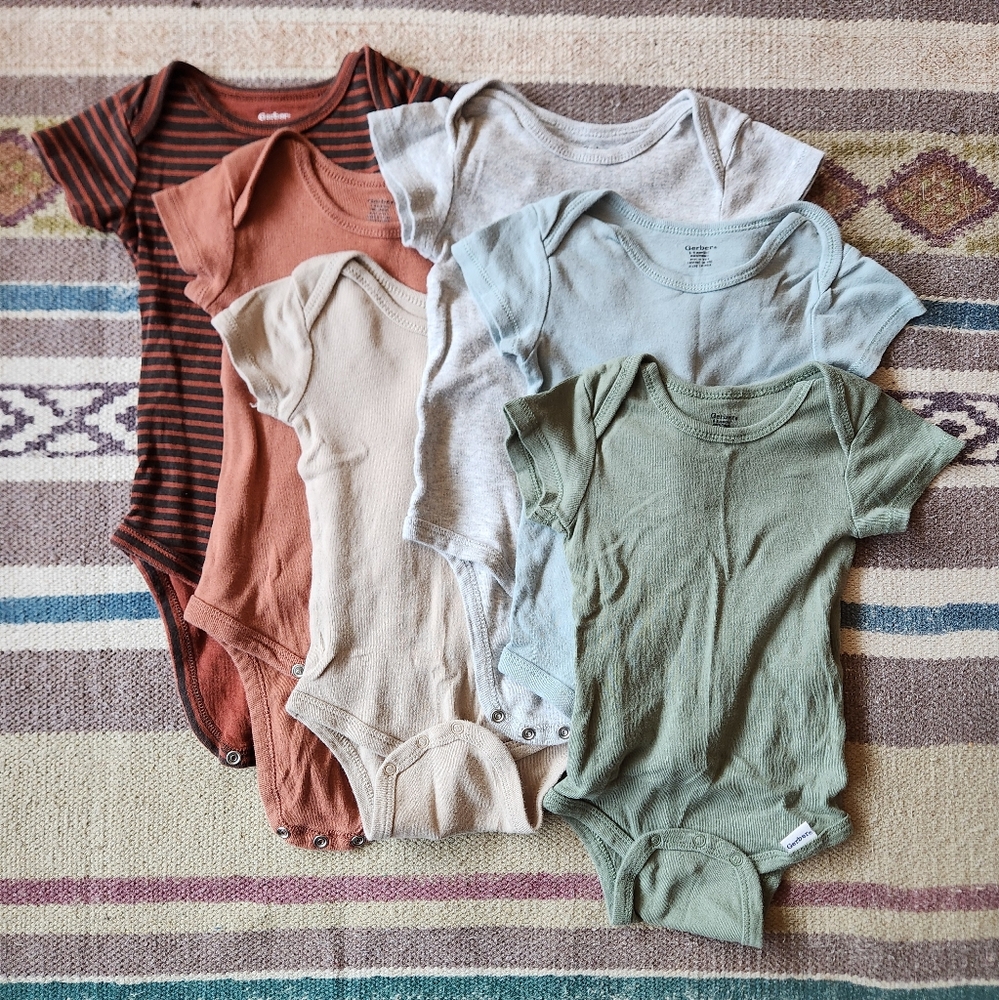6 Gerber short sleeve onesies